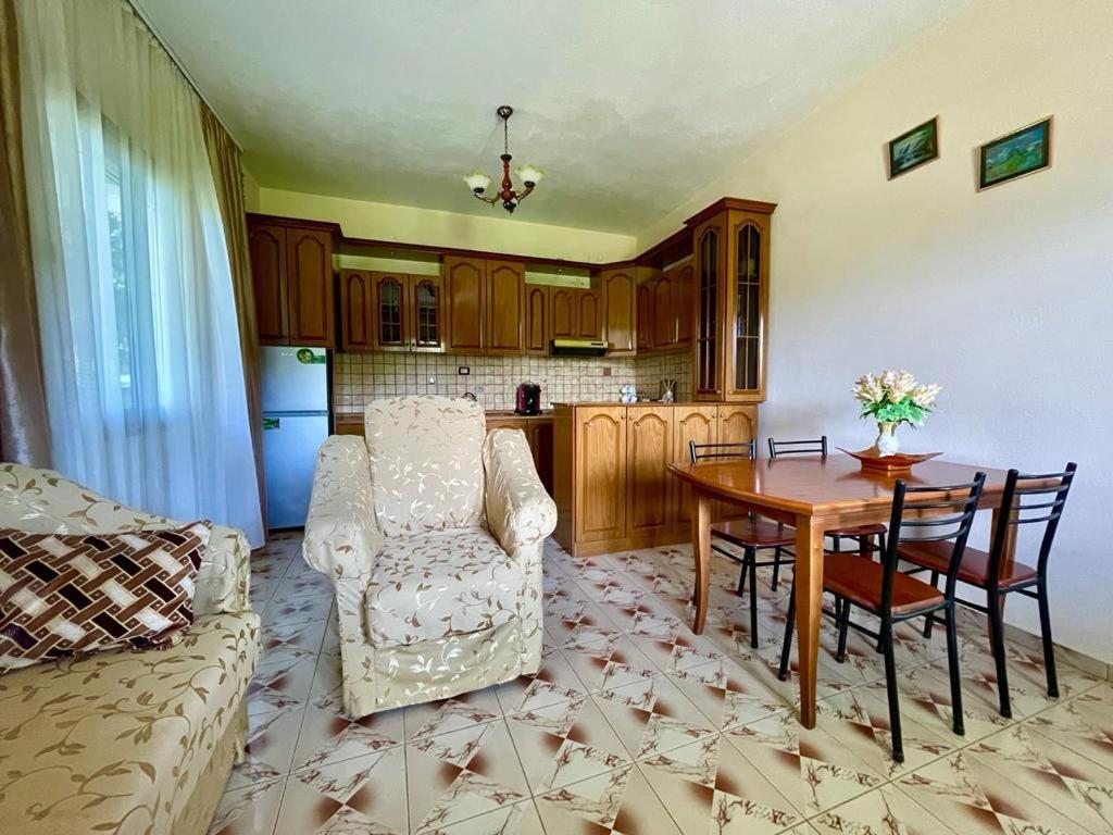 Cortina House Berat Kuçovë Exterior foto